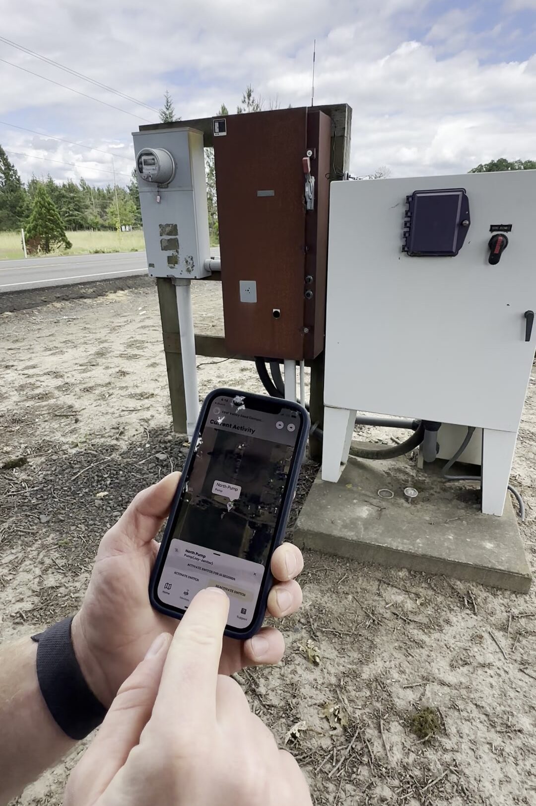 Image showing FarmHQ being used to control and monitor an electric irrigation pump from an iPhone.